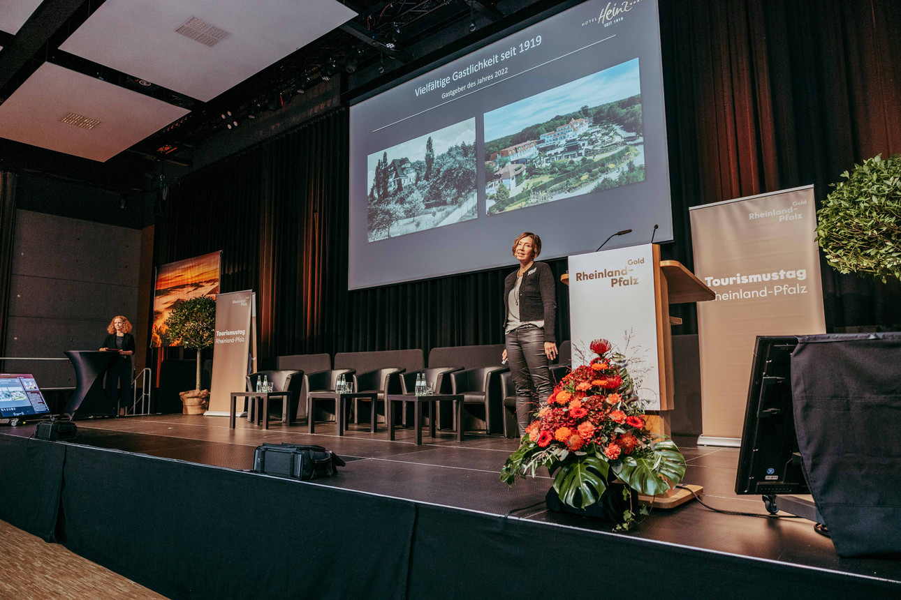 Wirtschaftsministerin Daniela Schmitt hat den 24. Tourismustag Rheinland-Pfalz feierlich eröffnet. Die landesweite Veranstaltung, die unter dem Motto „Deine Goldene Zeit im Tourismus Rheinland-Pfalz“ steht, brachte in Bitburg zahlreiche Vertreterinnen und Vertreter der Tourismusbranche zusammen.
