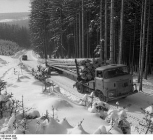 Karl-Marx-Stadt: Frost und Schnee erschweren derzeit die Arbeit der Werktätigen des Staatlichen Forstwirtschaftsbetriebes Schwarzenberg. Fahrerisches Können wird auf den winterlichen Straßen des Erzgebirges besonders von den Langholzfahrern verlangt. 15,5 Festmeter Holz werden hier transportiert.