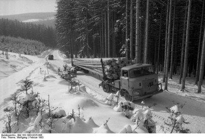 Karl-Marx-Stadt: Frost und Schnee erschweren derzeit die Arbeit der Werktätigen des Staatlichen Forstwirtschaftsbetriebes Schwarzenberg. Fahrerisches Können wird auf den winterlichen Straßen des Erzgebirges besonders von den Langholzfahrern verlangt. 15,5 Festmeter Holz werden hier transportiert.