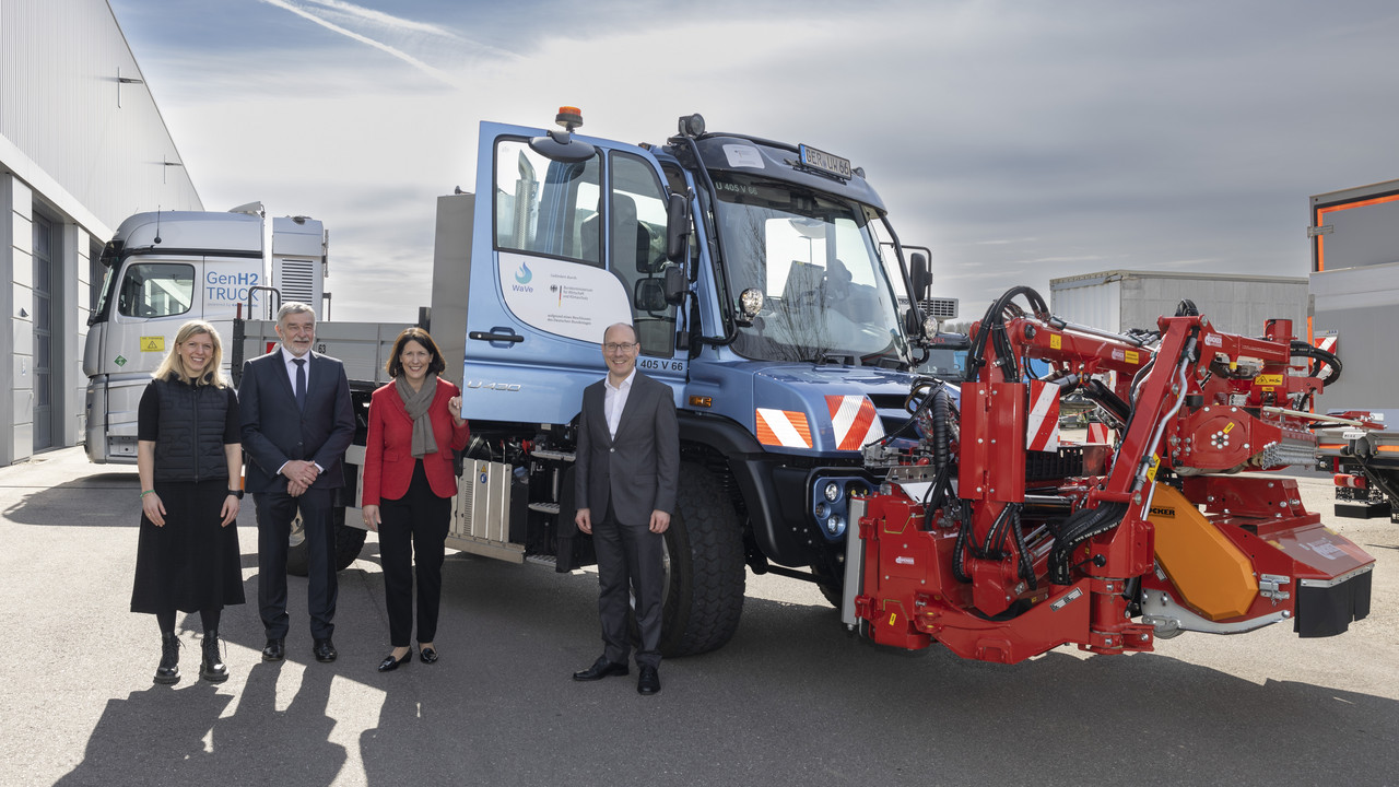 Wirtschaftsministerin Daniela Schmitt informierte sich im Entwicklungszentrum der Daimler Truck AG in Wörth über den aktuellen Stand des Innovationsprojektes und machte eine Probefahrt mit dem Mercedes-Benz UNIMOG.