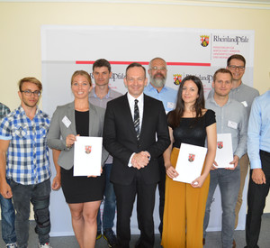 Wirtschaftsminister Dr. Volker Wissing mit Raphael Rößel von Bike Evolution (Mainz), Silke Kopp von careUNITY (Mainz), Stefan Kimmel von Dog-Cloud (Irsch), Dr. Lena Müller von ParoX (Mainz) und Michael Steffen von regiocart (Trier).