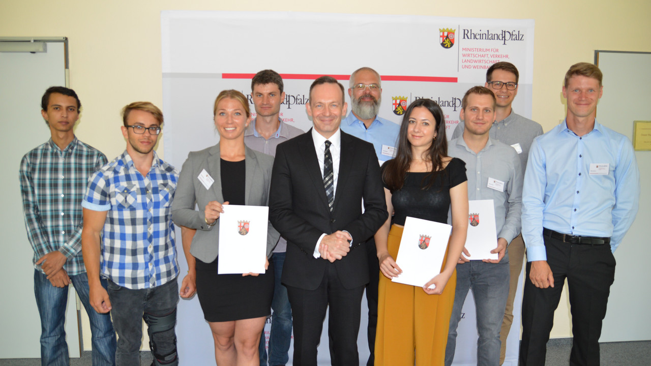 Wirtschaftsminister Dr. Volker Wissing mit Raphael Rößel von Bike Evolution (Mainz), Silke Kopp von careUNITY (Mainz), Stefan Kimmel von Dog-Cloud (Irsch), Dr. Lena Müller von ParoX (Mainz) und Michael Steffen von regiocart (Trier).