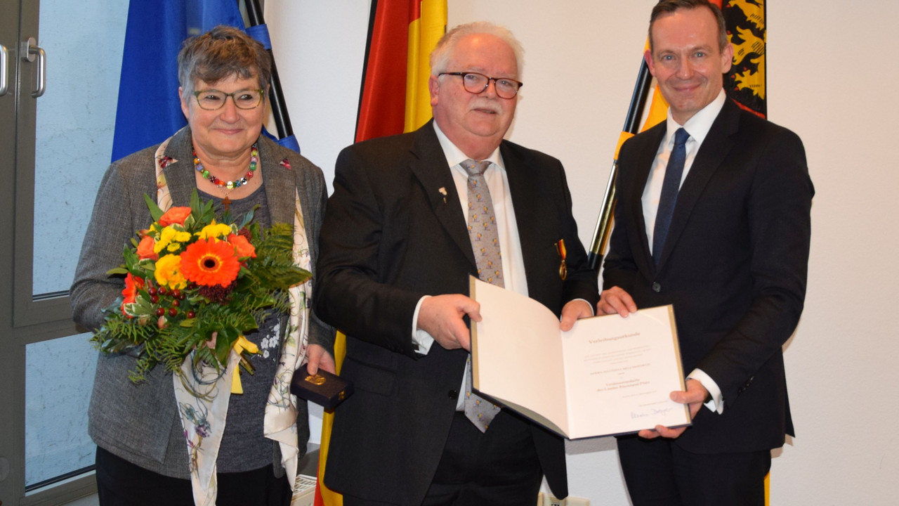 Landwirtschaftsminister Dr. Volker Wissing hat Matthias Melchisedech, Vizepräsident des Landesverbands Gartenbau Rheinland-Pfalz, die von Ministerpräsidentin Malu Dreyer verliehene Verdienstmedaille des Landes Rheinland-Pfalz überreicht.