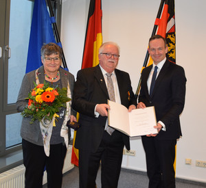 Landwirtschaftsminister Dr. Volker Wissing hat Matthias Melchisedech, Vizepräsident des Landesverbands Gartenbau Rheinland-Pfalz, die von Ministerpräsidentin Malu Dreyer verliehene Verdienstmedaille des Landes Rheinland-Pfalz überreicht.