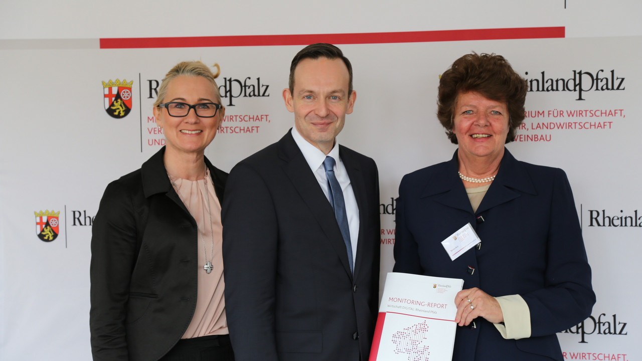 Wirtschaftsminister Dr. Volker Wissing (Mitte) hat heute gemeinsam mit dem Forschungsinstitut Kantar TNS, Frau Dr. Graumann (rechts) den „Monitoring-Report Wirtschaft DIGITAL: Rheinland-Pfalz“ vorgestellt.
