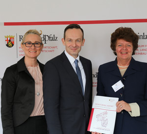 Wirtschaftsminister Dr. Volker Wissing (Mitte) hat heute gemeinsam mit dem Forschungsinstitut Kantar TNS, Frau Dr. Graumann (rechts) den „Monitoring-Report Wirtschaft DIGITAL: Rheinland-Pfalz“ vorgestellt.
