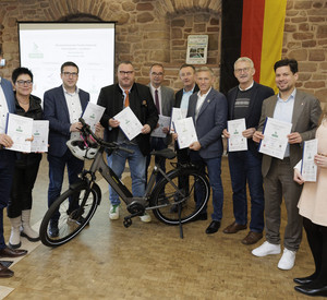 Verkehrsstaatssekretär Andy Becht hat die Machbarkeitsstudie zur Pendlerradroute Kaiserslautern-Landstuhl überreicht.