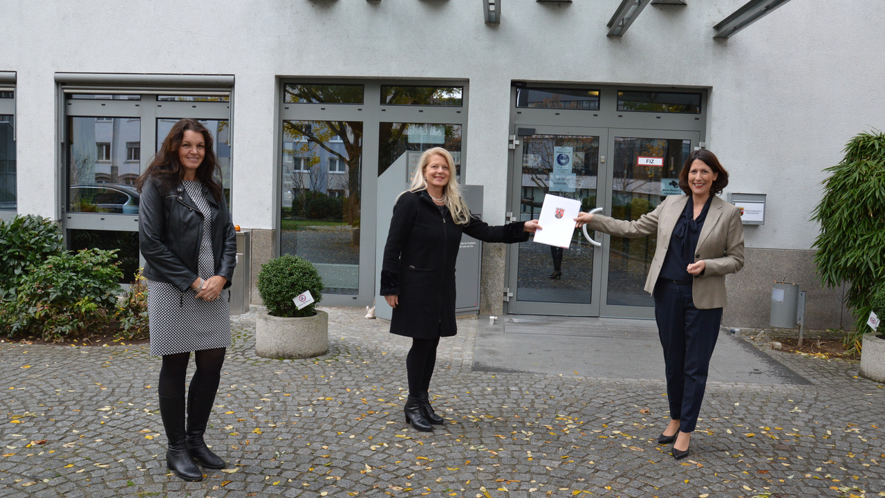 Wirtschaftsstaatssekretärin Daniela Schmitt hat InnoNet HealthEconomy, dem Netzwerk der Gesundheitswirtschaft Rheinland-Pfalz aus Mainz, einen Förderbescheid in Höhe von 142.000 Euro überreicht. 