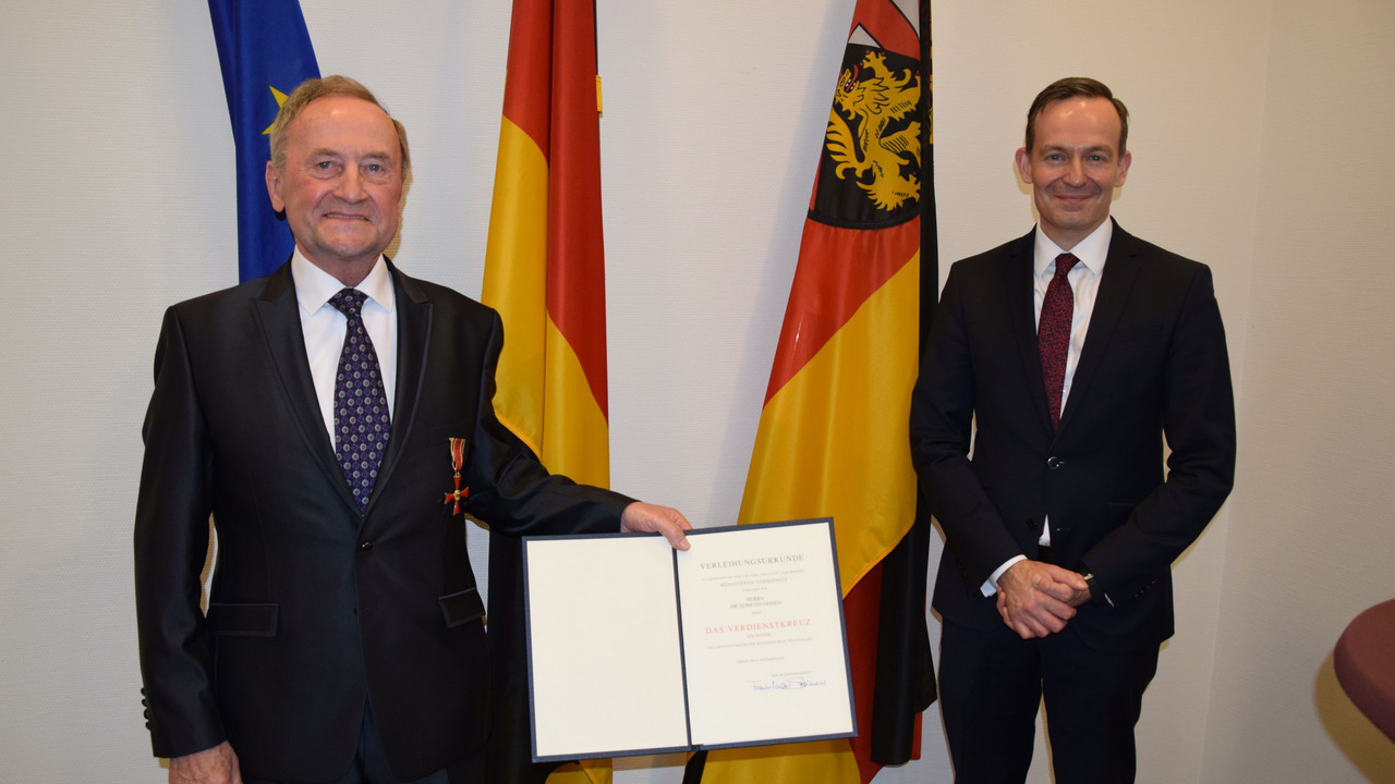 Der stellvertretende Ministerpräsident Dr. Volker Wissing hat Dr. Edmund Geisen das von Bundespräsident Frank-Walter Steinmeier verliehene Verdienstkreuz am Bande der Bundesrepublik Deutschland überreicht.