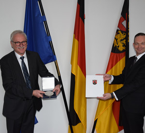Wirtschaftsminister Dr. Volker Wissing hat August Altherr aus Kaiserslautern für sein außerordentliches Engagement für die Wirtschaft in Rheinland-Pfalz mit der Wirtschaftsmedaille geehrt.