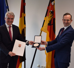 Wirtschaftsminister Dr. Volker Wissing verleiht Jürgen Heindl die Wirtschaftsmedaille.