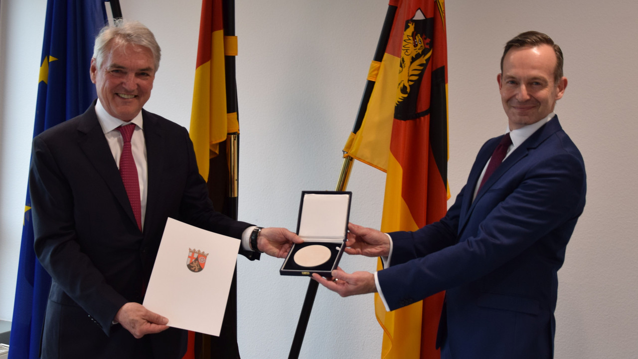 Wirtschaftsminister Dr. Volker Wissing verleiht Jürgen Heindl die Wirtschaftsmedaille.