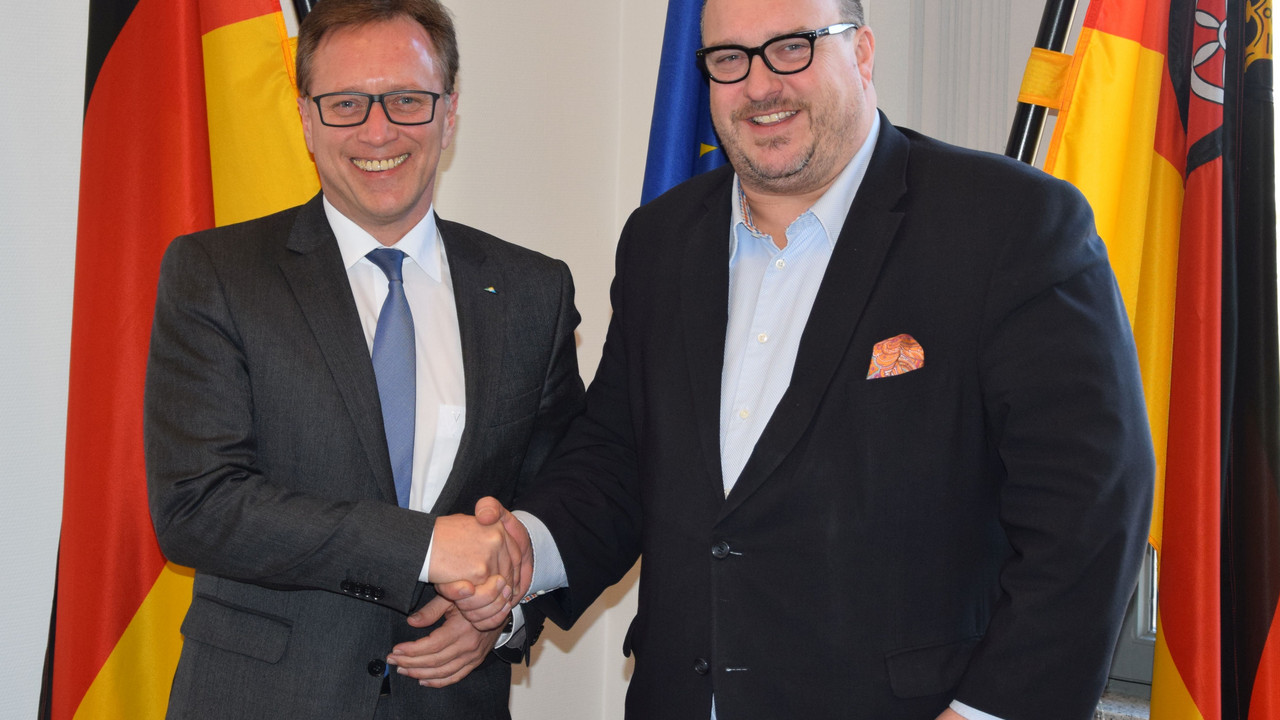 Verkehrsstaatssekretär Andy Becht mit Ralph Schlusche, Direktor des Verbandes Region Rhein-Neckar (VRRN). 