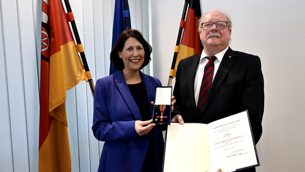 Die rheinland-pfälzische Wirtschafts- und Weinbauministerin Daniela Schmitt hat das Verdienstkreuz am Bande des Verdienstordens der Bundesrepublik Deutschland an Rolf Haxel aus Cochem an der Mosel überreicht.