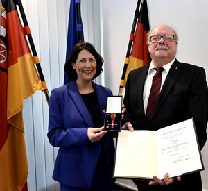 Die rheinland-pfälzische Wirtschafts- und Weinbauministerin Daniela Schmitt hat das Verdienstkreuz am Bande des Verdienstordens der Bundesrepublik Deutschland an Rolf Haxel aus Cochem an der Mosel überreicht.