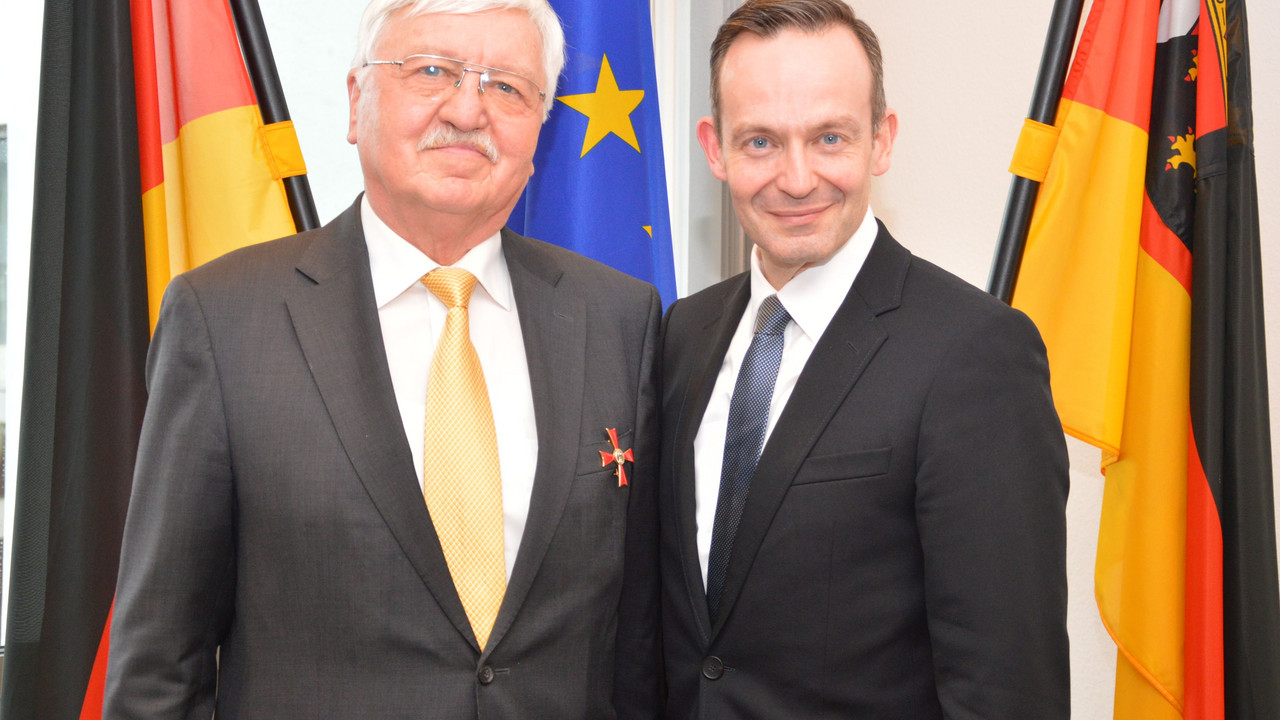 Wirtschaftsminister Dr. Volker Wissing hat Jürgen Creutzmann aus Dudenhofen für sein herausragendes politisches und ehrenamtliches Engagement heute das von Bundespräsident Dr. Joachim Gauck verliehene Bundesverdienstkreuz erster Klasse überreicht.