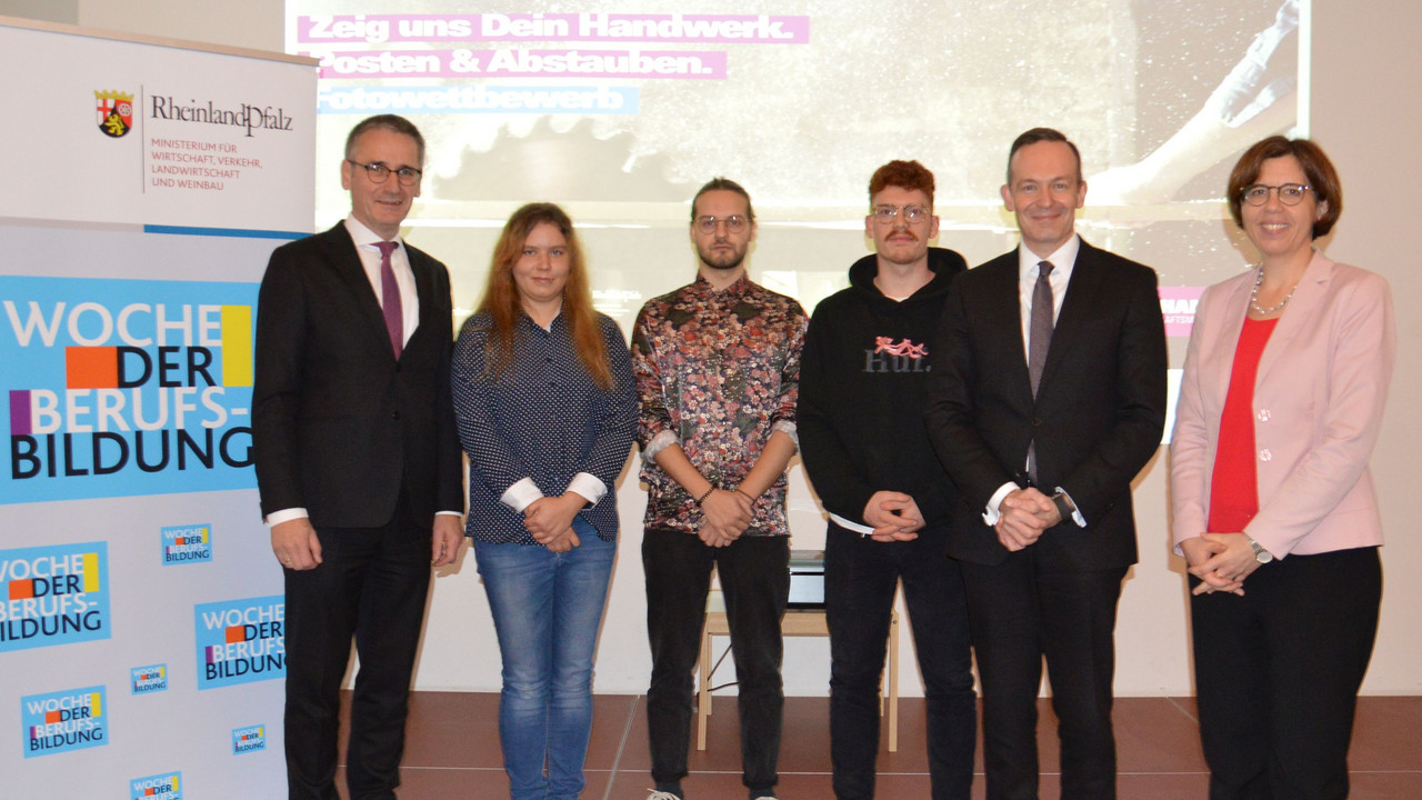 BUZ: v. l. n. r. Landtagspräsident Hendrik Hering, Janina Anderson, Sebastian Robert Karaica, Johannes Klar, Wirtschaftsminister Dr. Volker Wissing und Anja Obermann, Hauptgeschäftsführerin der Handwerkskammer Rheinhessen