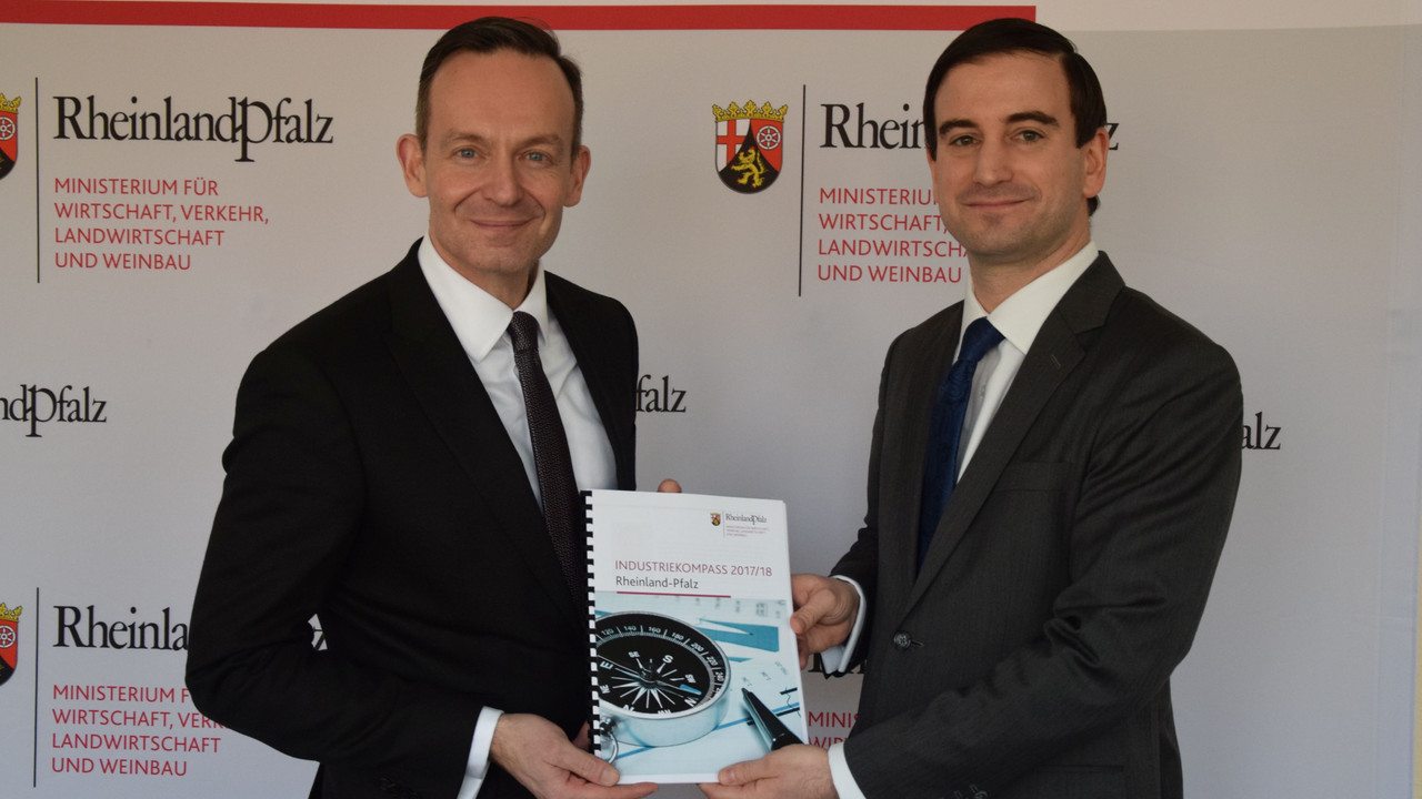Wirtschaftsminister Dr. Volker Wissing mit dem Präsidenten des Statistischen Landesamtes Marcel Hürter.