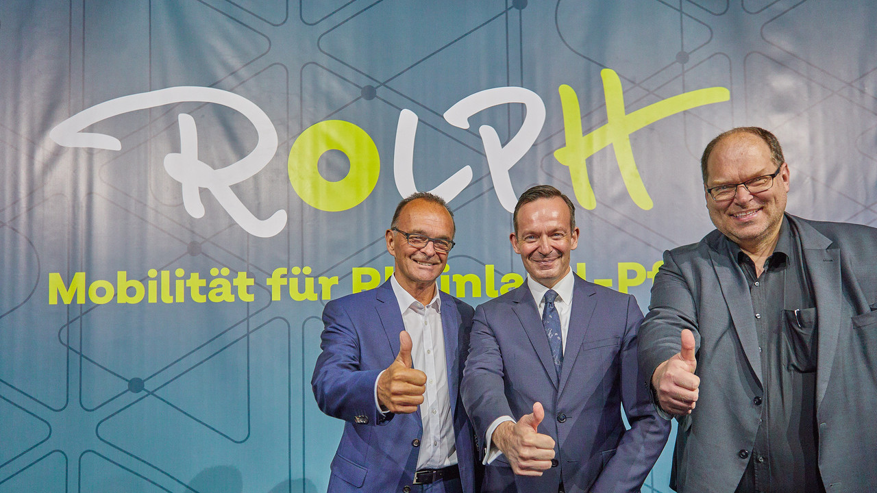 Verkehrsminister Dr. Volker Wissing (Mitte) mit Verbandsvorsteher des SPNV-Süd, Dr. Fritz Brechtel (links) und Verbandsdirektor des SPNV-Nord, Thorsten Müller (rechts) bei der Vorstellung von ROLPH, der Dachmarke für den öffentlichen Nahverkehr in Rheinland-Pfalz.