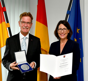 Wirtschaftsministerin Daniela Schmitt verleiht Wirtschaftsmedaille an Dr. Gerhard F. Braun