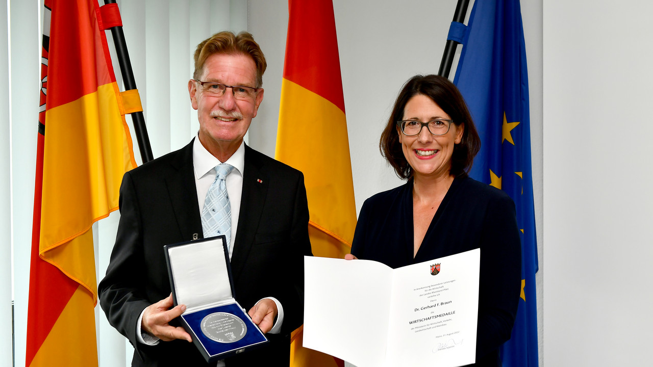 Wirtschaftsministerin Daniela Schmitt verleiht Wirtschaftsmedaille an Dr. Gerhard F. Braun