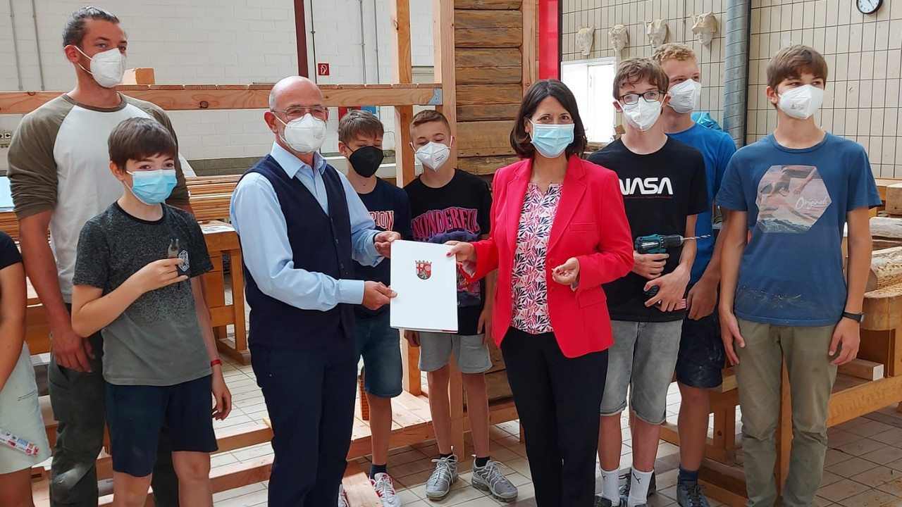 Wirtschaftsministerin Daniela Schmitt hat die Ferienwerkstatt der Handwerkskammer Rheinhessen besucht und überreichte einen Förderbescheid. 