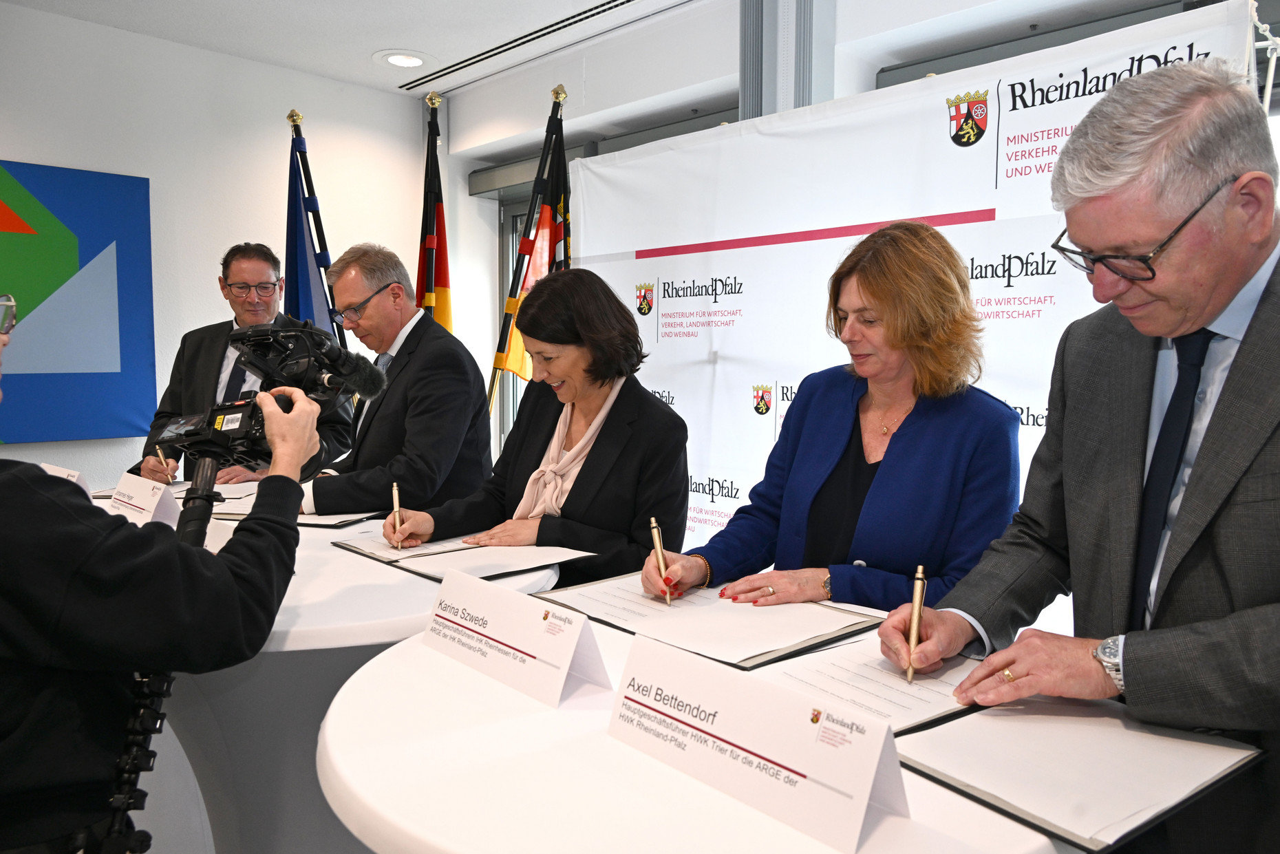 Gemeinsames Positionspapier von Wirtschaftsministerin Daniela Schmitt, der Landesvereinigung Unternehmerverbände Rheinland-Pfalz, der Industrie- und Handelskammer Rheinland-Pfalz, der Handwerkskammer Rheinland-Pfalz sowie dem Verband Deutscher Weinexporteure unterzeichnet