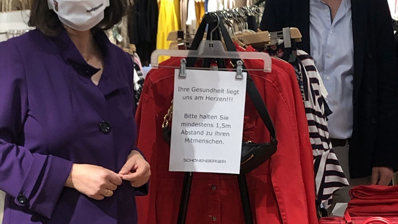 Wirtschaftsstaatssekretärin Daniela Schmitt mit Geschäftsführer Christof Schönenberger, Textilgeschäft Schönenberger, Alzey 