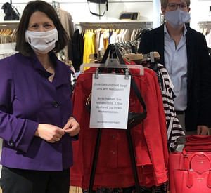 Wirtschaftsstaatssekretärin Daniela Schmitt mit Geschäftsführer Christof Schönenberger, Textilgeschäft Schönenberger, Alzey 
