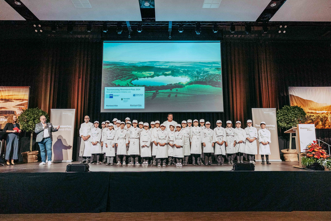 Wirtschaftsministerin Daniela Schmitt hat den 24. Tourismustag Rheinland-Pfalz feierlich eröffnet. Die landesweite Veranstaltung, die unter dem Motto „Deine Goldene Zeit im Tourismus Rheinland-Pfalz“ steht, brachte in Bitburg zahlreiche Vertreterinnen und Vertreter der Tourismusbranche zusammen.