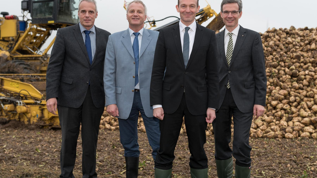 Südzucker-Werksleiter Klaus Schwab, Verbandsvorsitzender Walter Manz, Landwirtschaftsminister Dr. Volker Wissing und Verbandsgeschäftsführer Dr. Christian Lang (v.l.) vor dem Verladegerät am Rübenacker