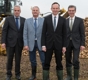 Südzucker-Werksleiter Klaus Schwab, Verbandsvorsitzender Walter Manz, Landwirtschaftsminister Dr. Volker Wissing und Verbandsgeschäftsführer Dr. Christian Lang (v.l.) vor dem Verladegerät am Rübenacker