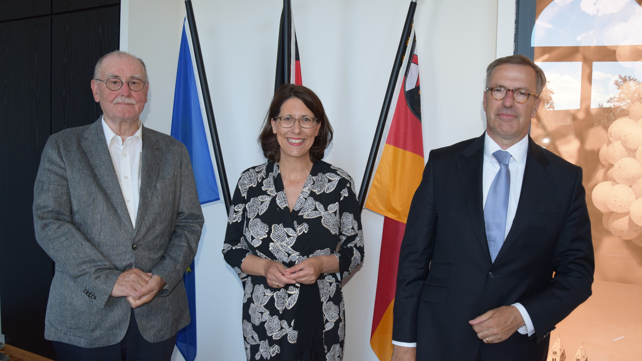 (v.l.) der scheidende Mittelstandslotse Prof. Dr. Manfred Becker, Wirtschaftsministerin Daniela Schmitt und der neue Mittelstandslotse Prof. Dr. Jens Hermsdorf.