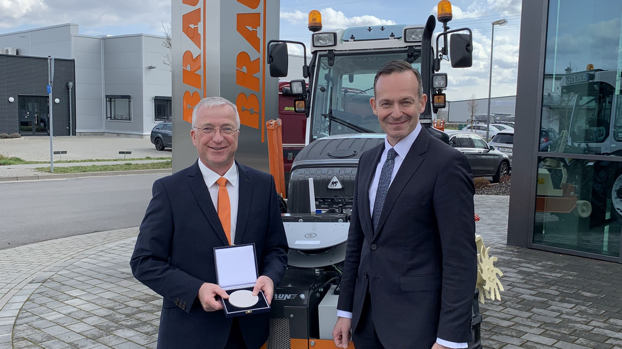 Wirtschaftsminister Dr. Volker Wissing hat Stefan Braun für seinen unermüdlichen Einsatz für die Wirtschaft und den für Rheinland-Pfalz so bedeutenden Weinbau mit der Wirtschaftsmedaille des Landes ausgezeichnet.