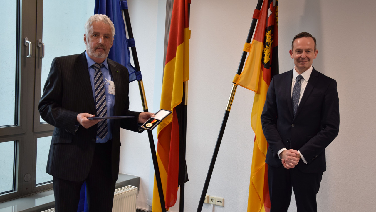 Dr. Volker Wissing überreicht Verdienstmedaille an Welmar Rietmann