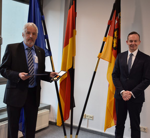 Dr. Volker Wissing überreicht Verdienstmedaille an Welmar Rietmann