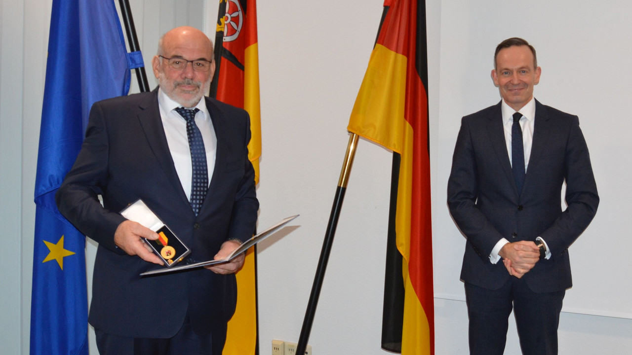 Wirtschaftsminister Dr. Volker Wissing hat Wilfried Berg die von Ministerpräsidentin Malu Dreyer verliehene Verdienstmedaille des Landes Rheinland-Pfalz überreicht.