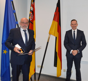 Wirtschaftsminister Dr. Volker Wissing hat Wilfried Berg die von Ministerpräsidentin Malu Dreyer verliehene Verdienstmedaille des Landes Rheinland-Pfalz überreicht.