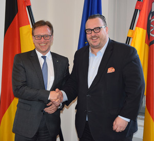 Verkehrsstaatssekretär Andy Becht mit Ralph Schlusche, Direktor des Verbandes Region Rhein-Neckar (VRRN). 
