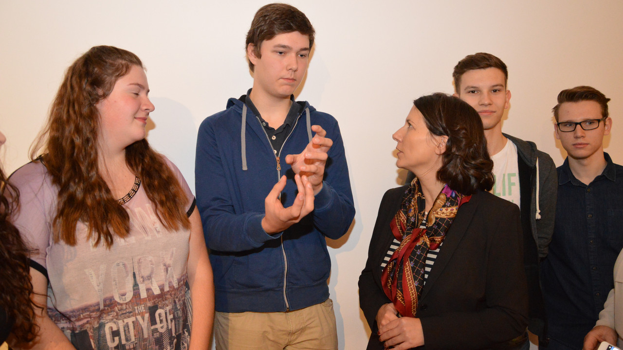 Wirtschaftsstaatssekretärin Daniela Schmitt mit Schülerinnen und Schülern bei der Auftaktveranstaltung zum JUNIOR-Projekt.