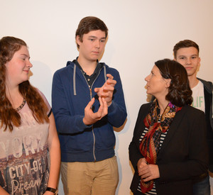 Wirtschaftsstaatssekretärin Daniela Schmitt mit Schülerinnen und Schülern bei der Auftaktveranstaltung zum JUNIOR-Projekt.