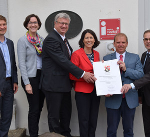 Wirtschaftsstaatssekretärin Daniela Schmitt hat die Region Alzeyer Land & Rheinhessische Schweiz als Modellregion für die Entwicklung eines barrierefreien Tourismus ausgezeichnet. v.l.n.r.: Christian Halbig (Geschäftsführer der Rheinhessen Touristik GmbH), Elena Anesiadis (Leiterin der Tourist-Info Rheinhessische Schweiz + Alzeyer Land), VG-Bürgermeister Gerd Rocker (VG Wöllstein), Wirtschaftsstaatssekretärin Daniela Schmitt, Bürgermeister Christoph Burkhard (Stadt Alzey), VG-Bürgermeister Steffen Unger (VG Alzey-Land)