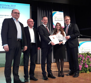 Weinbauminister Dr. Volker Wissing hat auf der Jahrestagung des Weinbauverbands Rheinhessen im Rahmen der Agrartage in Nieder-Olm den Anerkennungsbescheid für die Schutzgemeinschaft Rheinhessen überreicht.