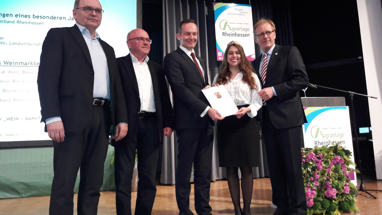 Weinbauminister Dr. Volker Wissing hat auf der Jahrestagung des Weinbauverbands Rheinhessen im Rahmen der Agrartage in Nieder-Olm den Anerkennungsbescheid für die Schutzgemeinschaft Rheinhessen überreicht.
