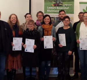 Landwirtschaftsstaatssekretär Andy Becht überreichte zusammen mit dem Präsidenten der Landwirtschaftskammer Norbert Schindler Zertifikate an 13 frisch ausgebildete Bauernhofpädagogen. 