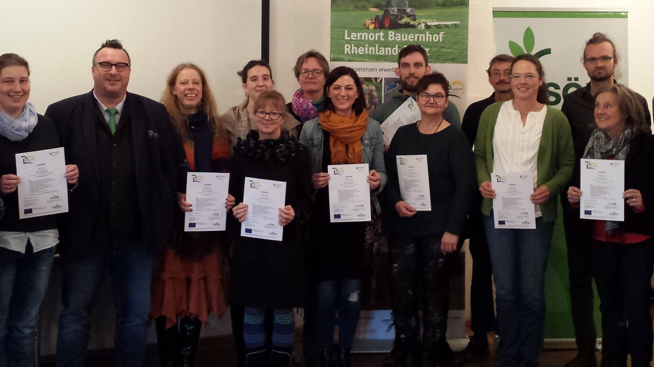 Landwirtschaftsstaatssekretär Andy Becht überreichte zusammen mit dem Präsidenten der Landwirtschaftskammer Norbert Schindler Zertifikate an 13 frisch ausgebildete Bauernhofpädagogen. 