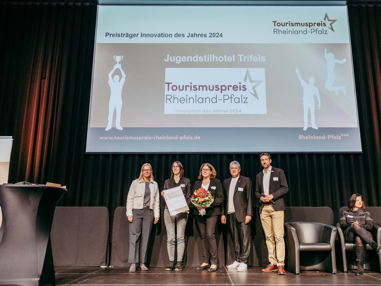 Wirtschaftsministerin Daniela Schmitt hat den 24. Tourismustag Rheinland-Pfalz feierlich eröffnet. Die landesweite Veranstaltung, die unter dem Motto „Deine Goldene Zeit im Tourismus Rheinland-Pfalz“ steht, brachte in Bitburg zahlreiche Vertreterinnen und Vertreter der Tourismusbranche zusammen.