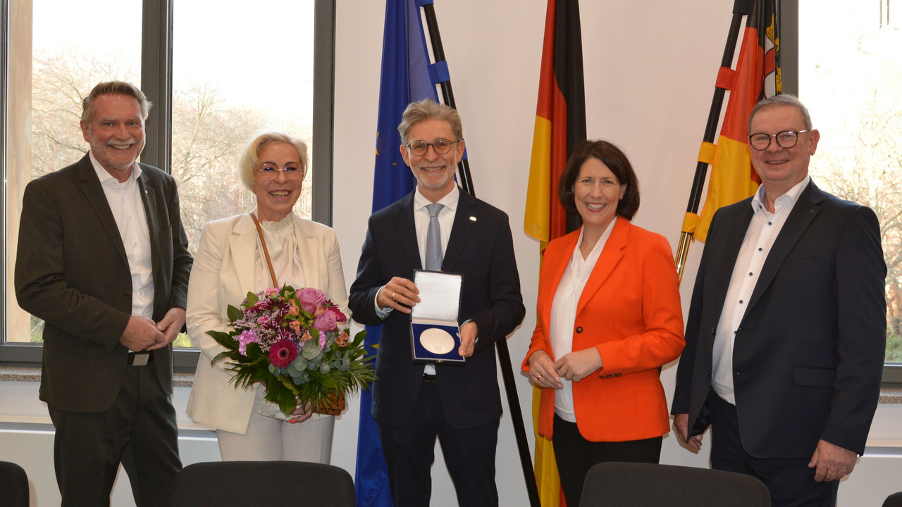 Wirtschaftsministerin Daniela Schmitt hat Unternehmer Thilo Juchem aus Niederwörresbach (Landkreis Birkenfeld) mit der Wirtschaftsmedaille der Wirtschaftsministerin ausgezeichnet.