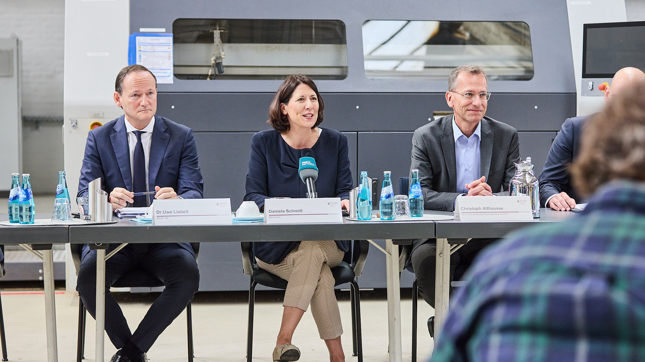 Gemeinsam mit mehr als 50 Unternehmen, Kammern und Verbänden hat Wirtschaftsministerin Daniela Schmitt die „Rheinland-pfälzische Erklärung der energieintensiven Unternehmen“ auf den Weg gebracht. 