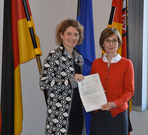 Wirtschaftsministerin Eveline Lemke hat Ulrike von der Lühe, Vorstand der Verbraucherzentrale Rheinland-Pfalz, heute in Mainz einen Förderbescheid in Höhe von 750.000 Euro überreicht. 